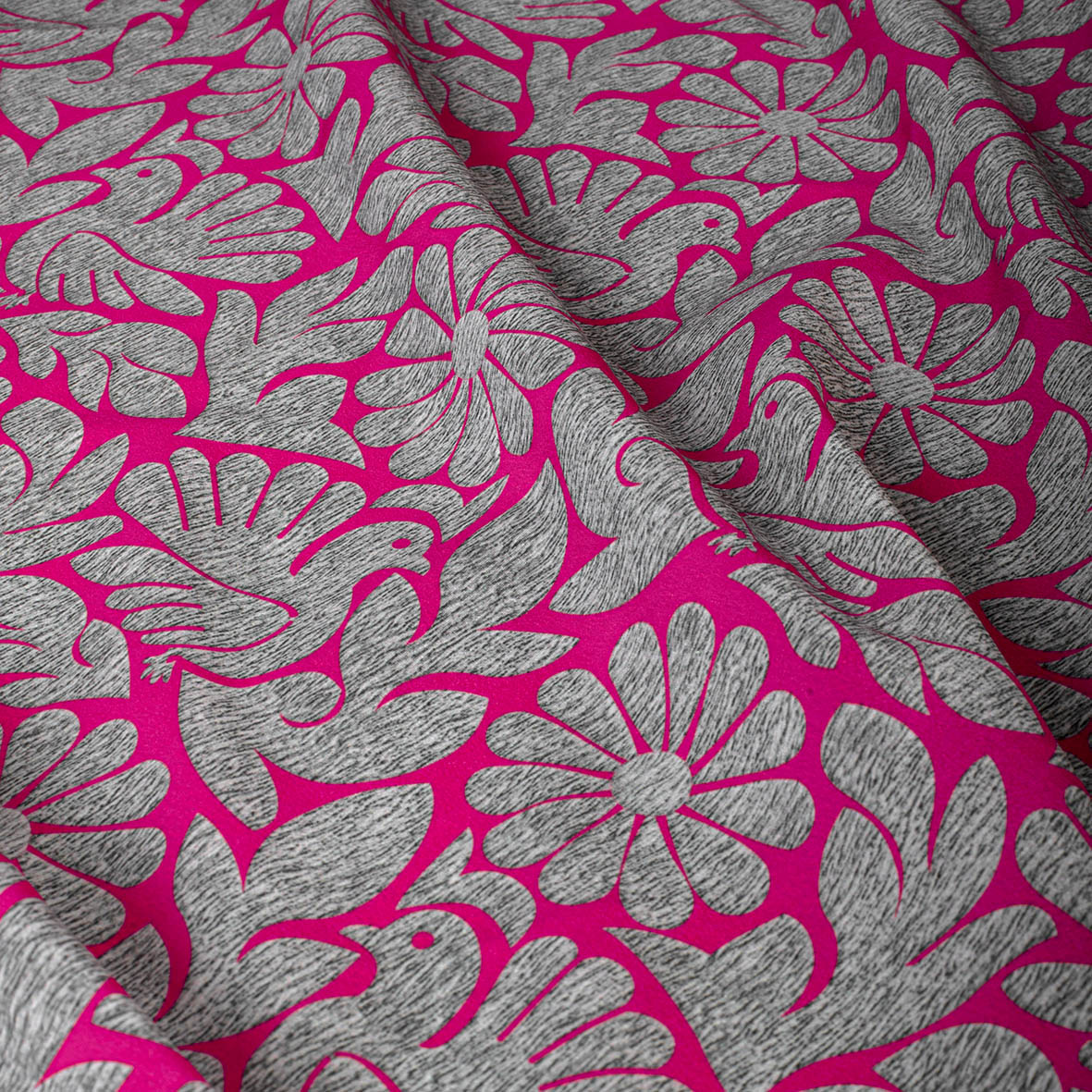 TELA TIPO SEDA DISEÑO PAVO REAL FUCSIA X METRO